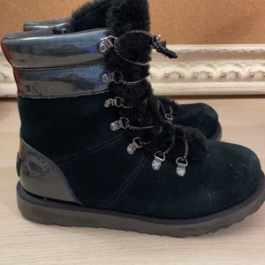 Barely worn Girls Ugg “Viki” size 4 Black genuine shearling waterproof Bootie